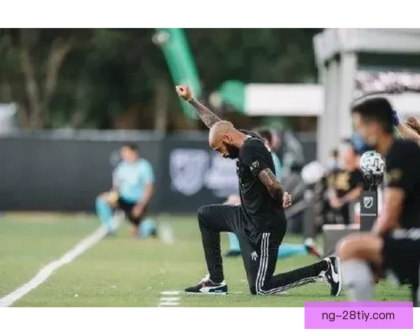 亨利谈球场种族歧视的孤独感